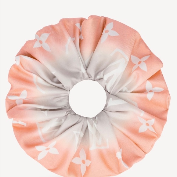 Louis Vuitton Monogram Gradient Mist Scrunchy By The Pool - Picture 6 of 6